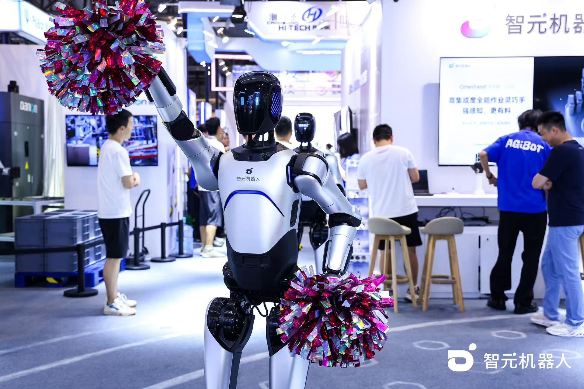 开云·Kaiyun机器人 WAIC 首日展台火爆，机器人家族集体打工忙不停